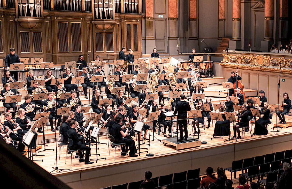 Das Jugendblasorchester Zürich (JBOZ) ist ein Projektorchester der Musikschule Konservatorium Zürich in Zusammenarbeit mit den Partnervereinen Jugendmusik Zürich 11, Knabenmusik der Stadt Zürich und StadtJugendMusik Jeden Frühling erarbeiten die jungen Musiker und Musikerinnen des Jugendblasorchesters JBOZ unter der Leitung des renommierten Komponisten und Dirigenten Mario Bürki ein hochstehendes Konzertrepertoire.
